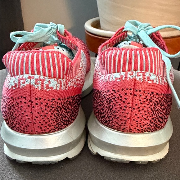 Brooks Vevitate 2 Womens 6.5 Running Shoe Coral, Blue & Black Knit - Picture 6 of 11